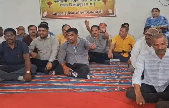 पटवारियों की अनिश्चितकालीन हड़ताल, राजस्व के काम प्रभावित: गिरदावरी की प्रक्रिया सरल करने और पदोन्नति की मांग पटवारियों की अनिश्चितकालीन हड़ताल, राजस्व के काम प्रभावित: गिरदावरी की प्रक्रिया सरल करने और पदोन्नति की मांग