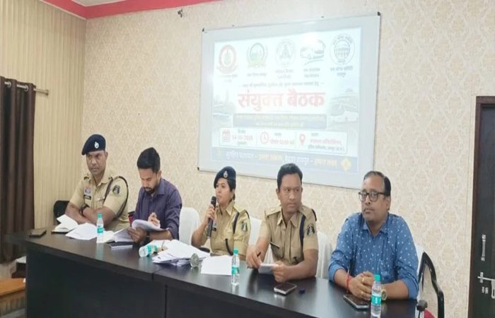 रायपुर में बस संचालकों पर ट्रैफिक पुलिस का शिकंजा, मनमानी जगह बस रोकी तो नपेगा ड्राइवर! रायपुर में बस संचालकों पर ट्रैफिक पुलिस का शिकंजा, मनमानी जगह बस रोकी तो नपेगा ड्राइवर!