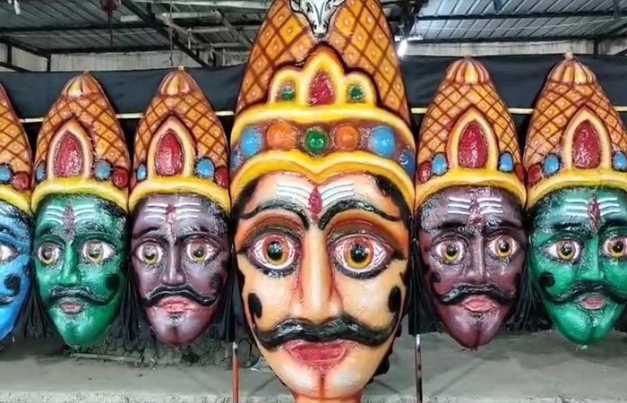 भीड़ के चलते ट्रेनें 15KM प्रति-घंटे की रफ्तार से चलेंगी, WRS मैदान में 101 फीट के रावण का दहन भीड़ के चलते ट्रेनें 15KM प्रति-घंटे की रफ्तार से चलेंगी, WRS मैदान में 101 फीट के रावण का दहन